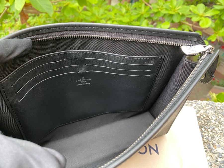 近新LOUIS VUITTON黑灰老花Pochette Voyage MM手拿包洗漱包腋下包M61692-9