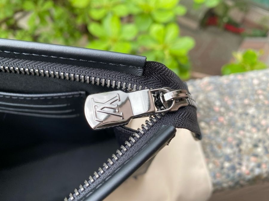 近新LOUIS VUITTON黑灰老花Pochette Voyage MM手拿包洗漱包腋下包M61692-11