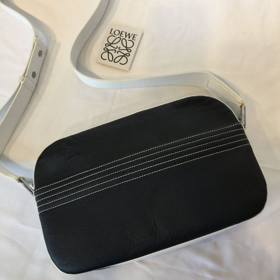 Loewe 黑色尼龍布拼白皮革壓紋Logo 相機包 /斜背包-0