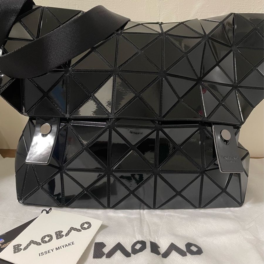 BaoBao issey miyake黑色亮面郵差包 7*5格-0