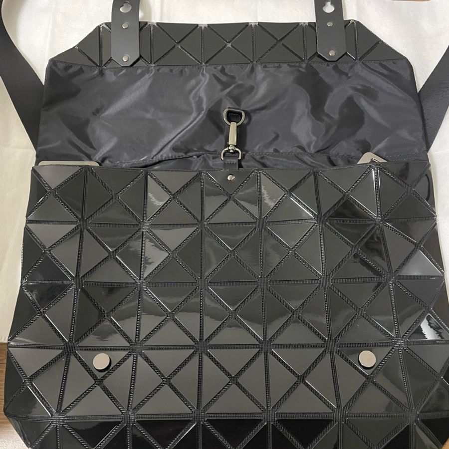 BaoBao issey miyake黑色亮面郵差包 7*5格-6