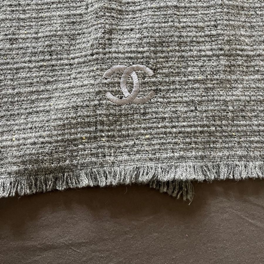 Chanel 喀什米爾灰色佐銀絲圍巾-1