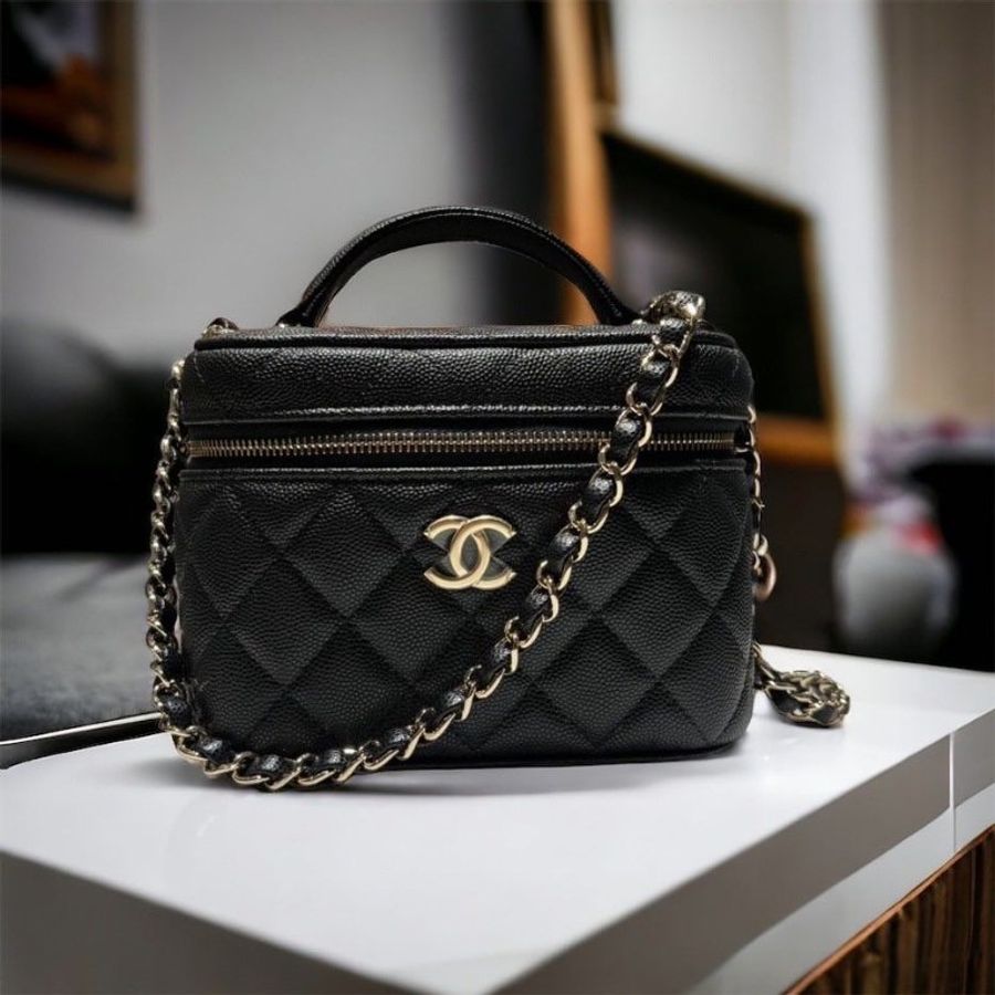 CHANEL 經典雙C LOGO菱格皮金釦化妝/兩用包/黑 全新商品-0