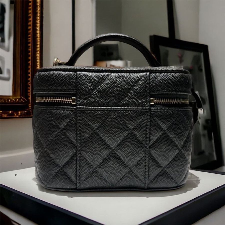 CHANEL 經典雙C LOGO菱格皮金釦化妝/兩用包/黑 全新商品-1