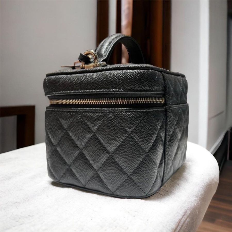 CHANEL 經典雙C LOGO菱格皮金釦化妝/兩用包/黑 全新商品-2