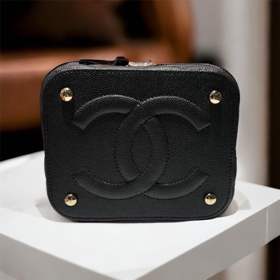 CHANEL 經典雙C LOGO菱格皮金釦化妝/兩用包/黑 全新商品-3
