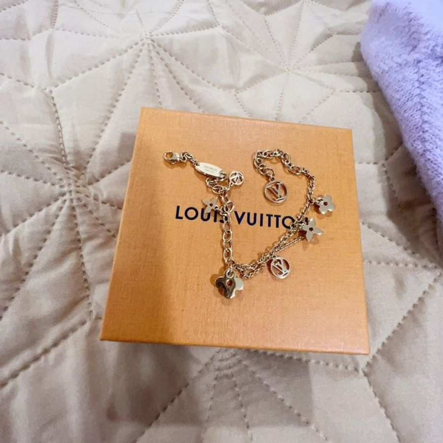 LV M64858 BLOOMING SUPPLE 經典品牌吊墜手鍊(金 現貨)-3