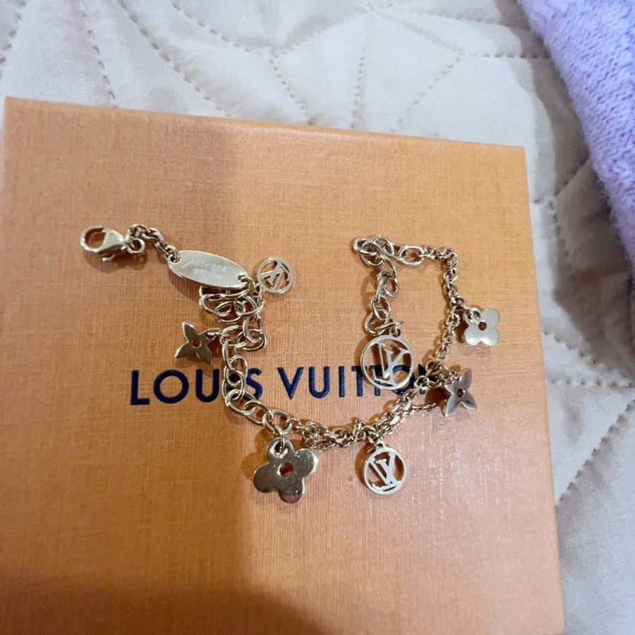 LV M64858 BLOOMING SUPPLE 經典品牌吊墜手鍊(金 現貨)-4