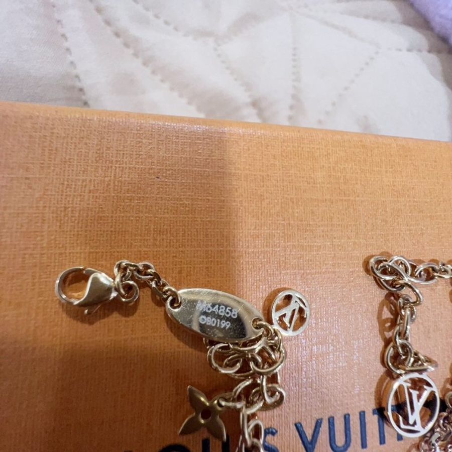 LV M64858 BLOOMING SUPPLE 經典品牌吊墜手鍊(金 現貨)-5