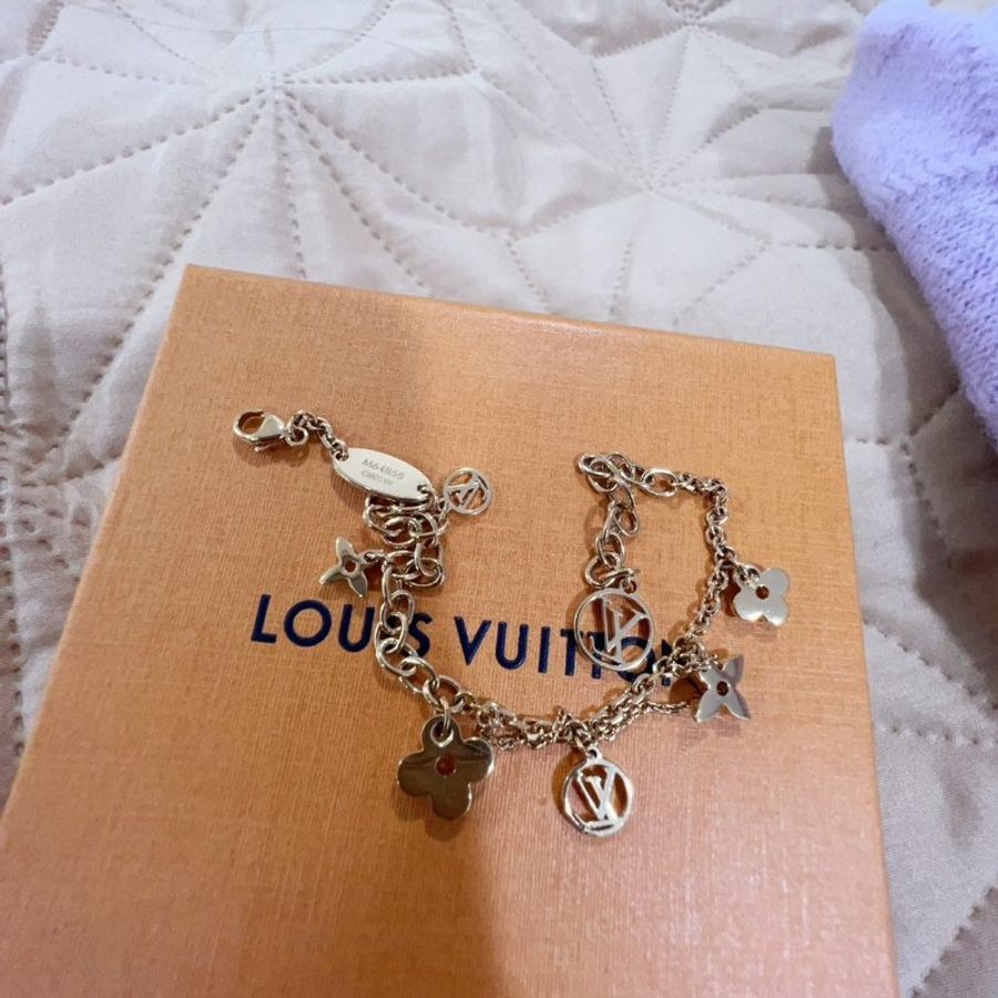 LV M64858 BLOOMING SUPPLE 經典品牌吊墜手鍊(金 現貨)-6