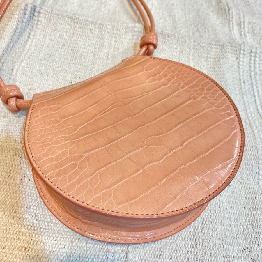 Charles & Keith 蜜桃色可調式硬殼紋路肩背包-2