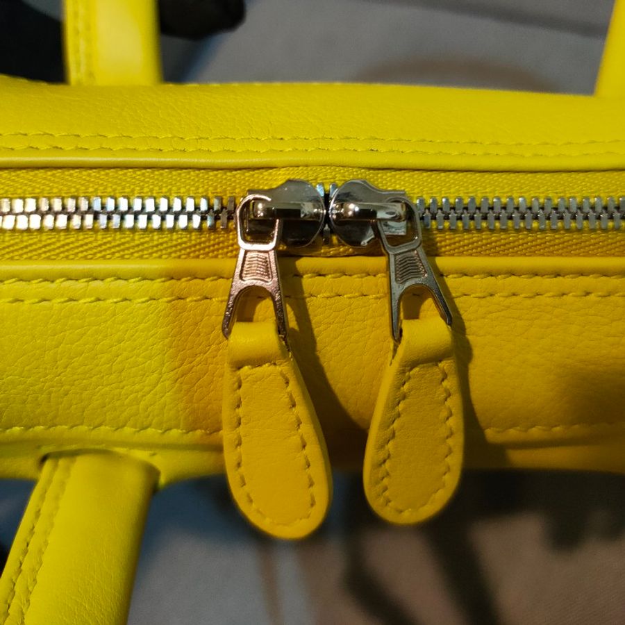【9成新】㊣✨BALENCIAGA✨巴黎世家 (附防塵袋)小雞黃 三角 手提包 肩背包 斜背包 三角包/二手包/二手精品/保證正品🌳二手樹屋🌳-24