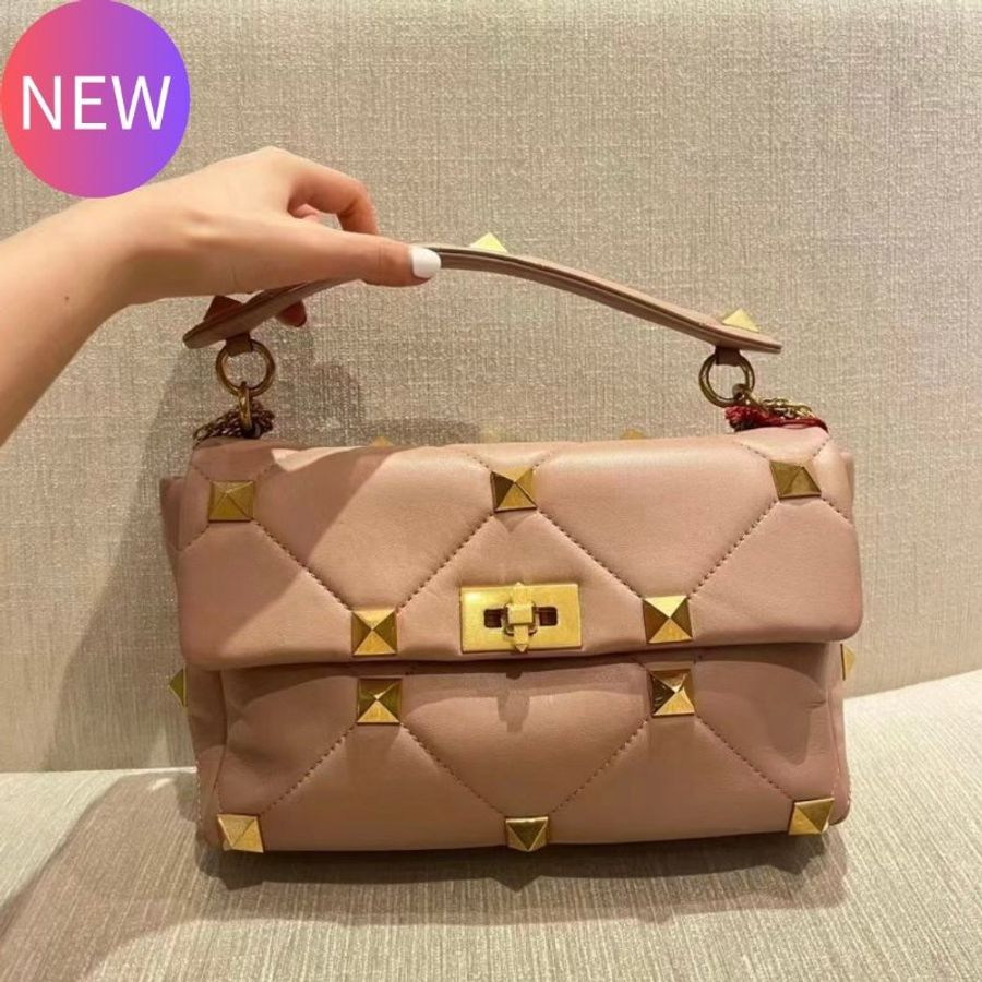 Valentino Roman Stud 大款納帕羊皮羅馬鉚釘包 乾燥玫瑰粉色《2024季度新品》-0