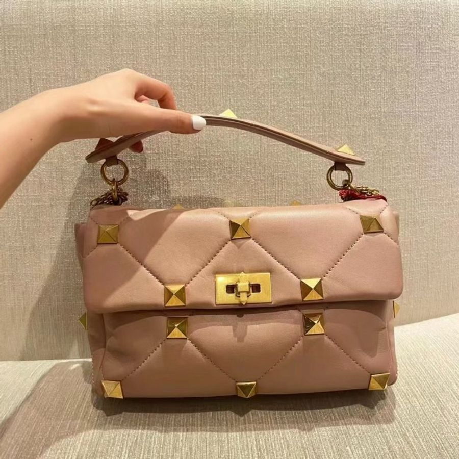 Valentino Roman Stud 大款納帕羊皮羅馬鉚釘包 乾燥玫瑰粉色《2024季度新品》-2