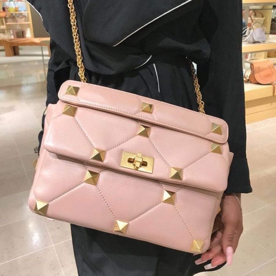 Valentino Roman Stud 大款納帕羊皮羅馬鉚釘包 乾燥玫瑰粉色《2024季度新品》-4