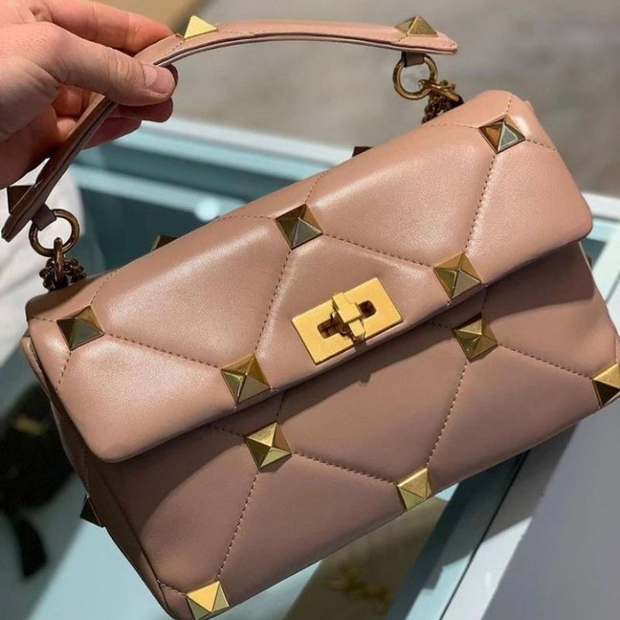 Valentino Roman Stud 大款納帕羊皮羅馬鉚釘包 乾燥玫瑰粉色《2024季度新品》-6