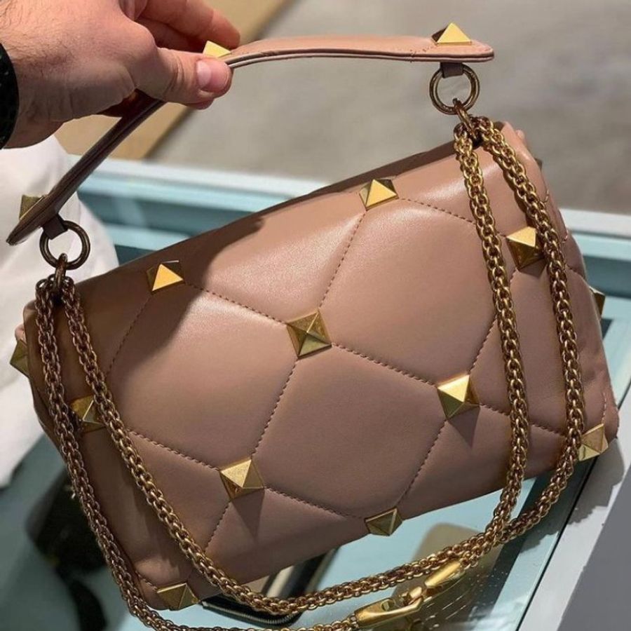 Valentino Roman Stud 大款納帕羊皮羅馬鉚釘包 乾燥玫瑰粉色《2024季度新品》-7