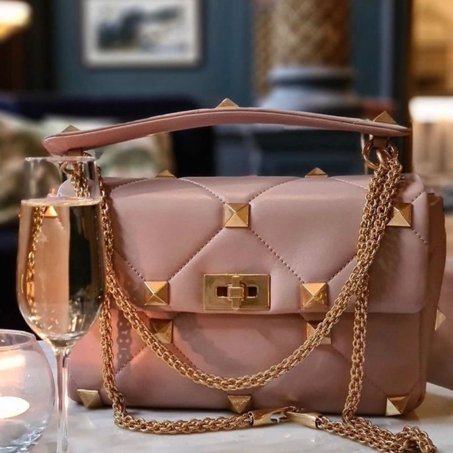 Valentino Roman Stud 大款納帕羊皮羅馬鉚釘包 乾燥玫瑰粉色《2024季度新品》-8