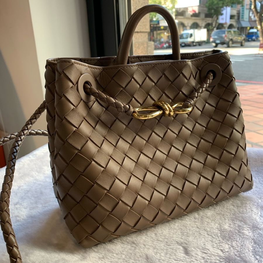 Bottega Veneta Andiamo 小羊皮編織小款二用包(摩卡棕)-0