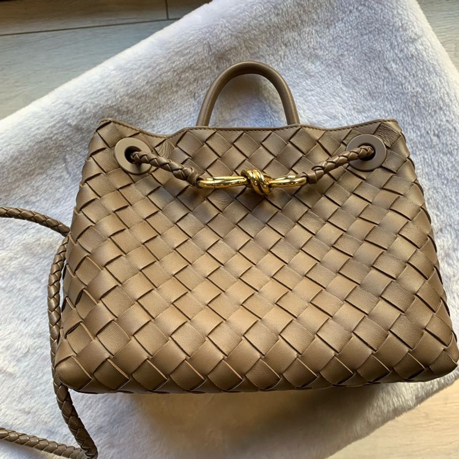Bottega Veneta Andiamo 小羊皮編織小款二用包(摩卡棕)-1
