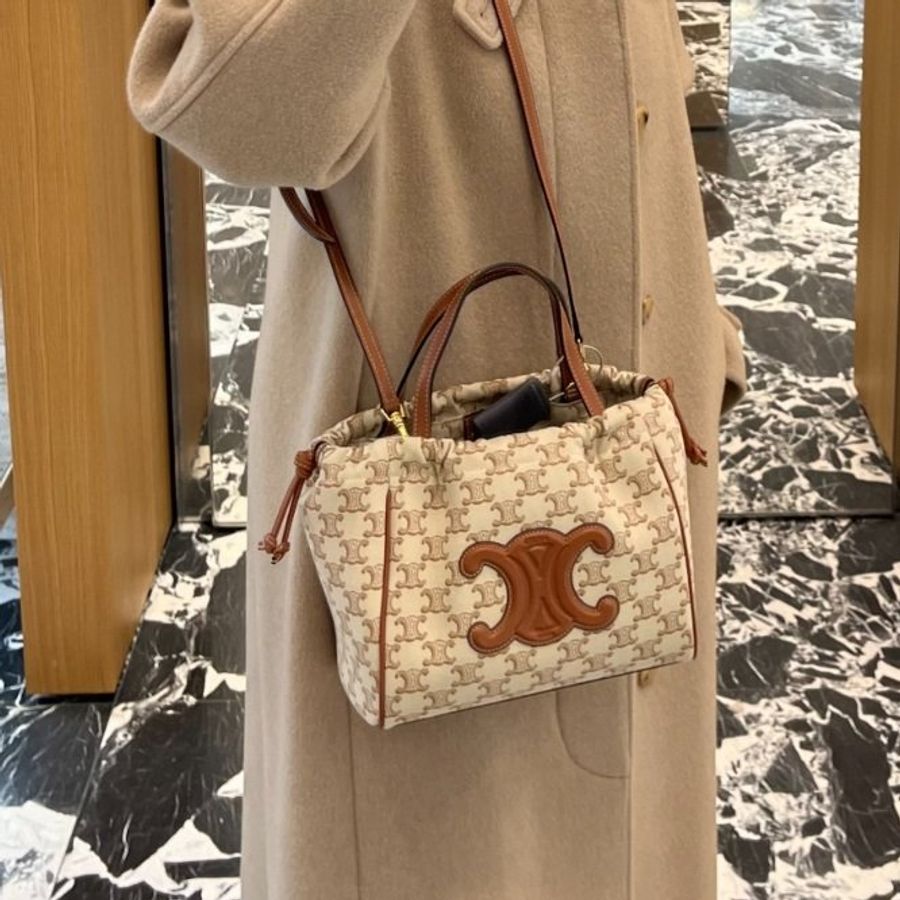 🎁夏季折扣🎁Celine 111012 凱旋門印花小款 Cabas Cuir 抽繩包-1