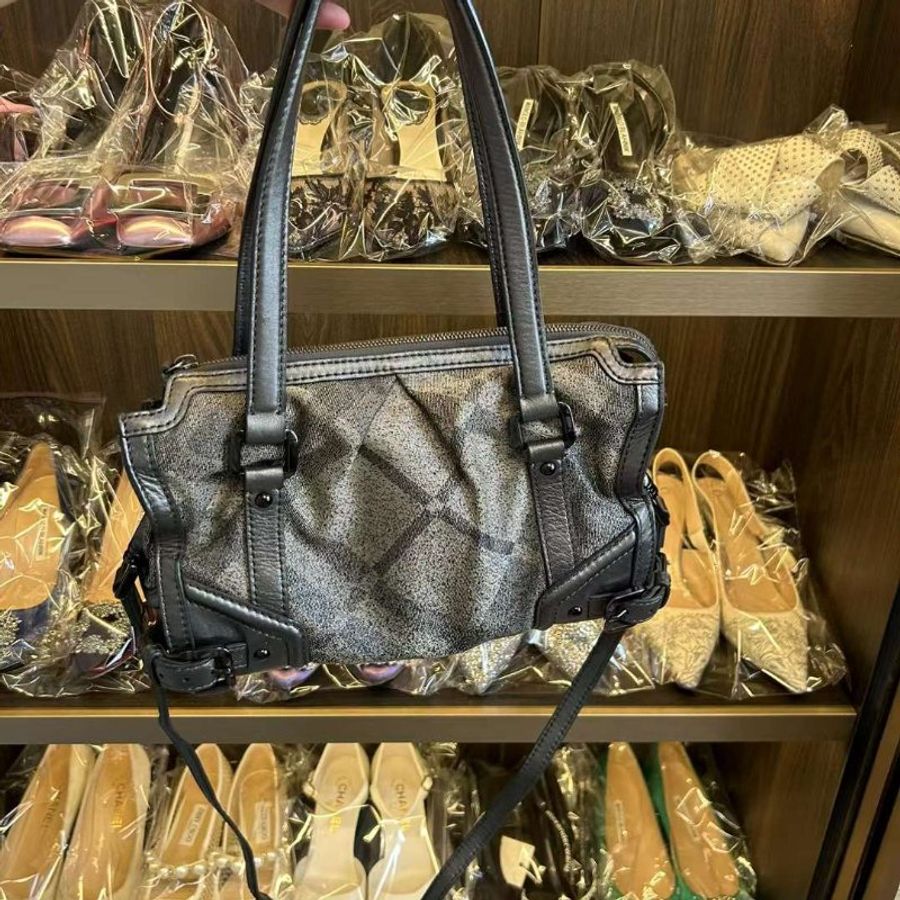 Burberry手提斜跨包 整體很新-1