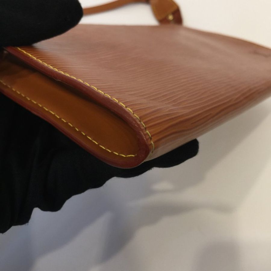 Louis Vuitton 焦糖色EPI皮腋下包 /麻將包/側肩包-3