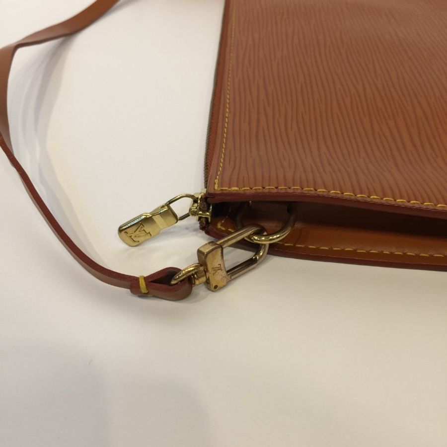 Louis Vuitton 焦糖色EPI皮腋下包 /麻將包/側肩包-5