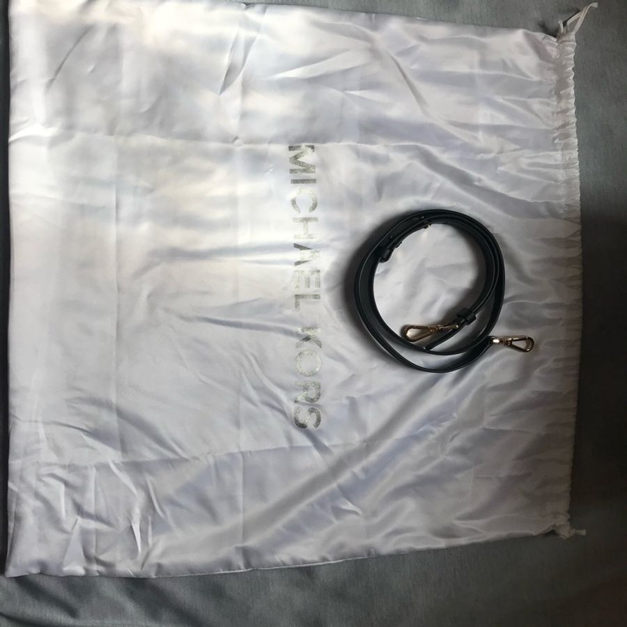 Michael Kors 黑色肩背包-7