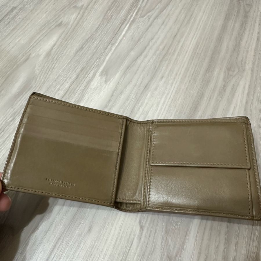 Bottega Veneta 男生零錢短夾 卡其土黃色-1