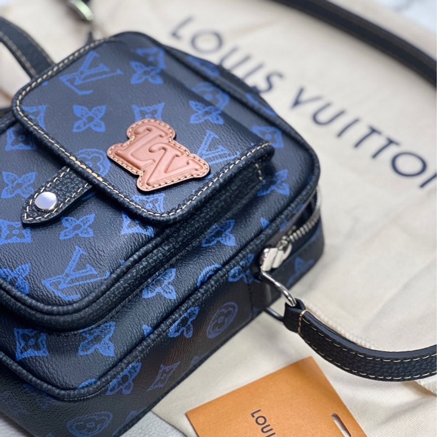 LV 深藍底藍原花拼深藍牛皮銀釦前口袋Christopher0斜背包M81854(JK0045)-0