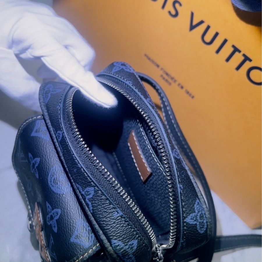 LV 深藍底藍原花拼深藍牛皮銀釦前口袋Christopher0斜背包M81854(JK0045)-9