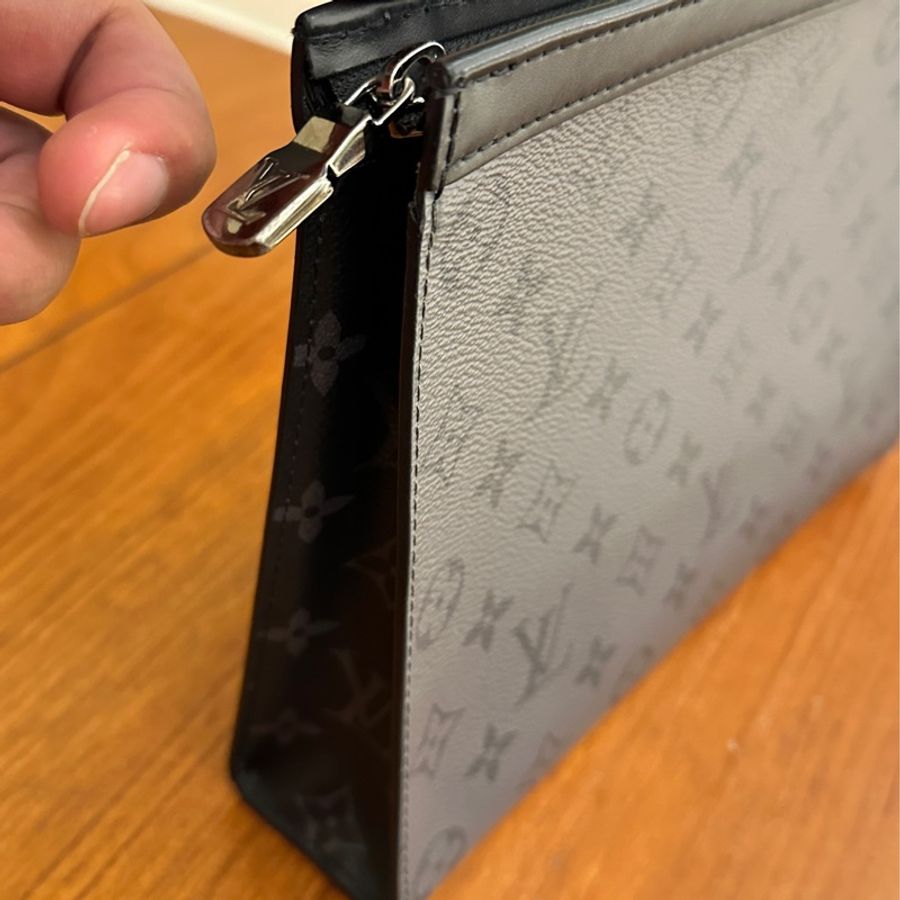 LV 黑灰花紋手拿包-2
