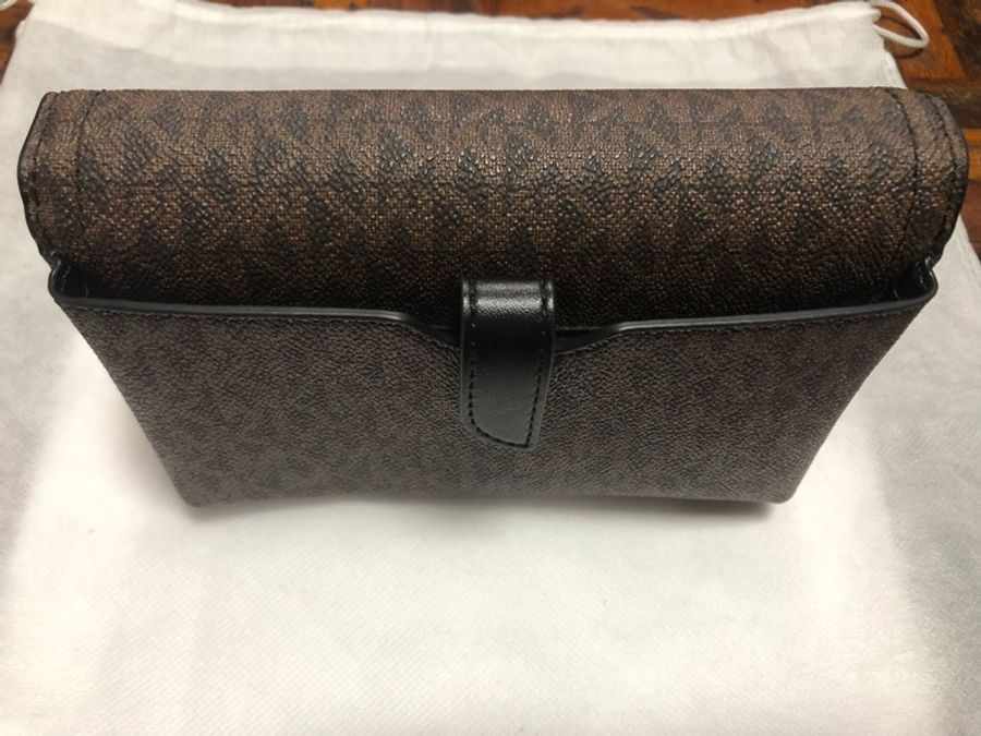 🇺🇸Michael Kors👜 WOC 專櫃經典滿版MK LOGO拼接小包手機袋斜背包-1