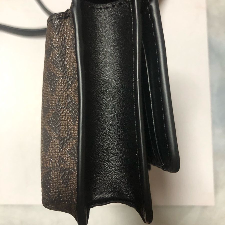 🇺🇸Michael Kors👜 WOC 專櫃經典滿版MK LOGO拼接小包手機袋斜背包-4