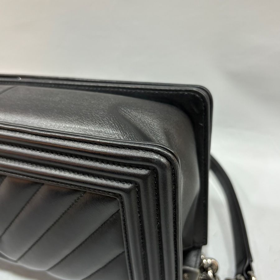 Chanel A67086黑牛皮V紋銀釦Boy 25斜背包 肩背包-8