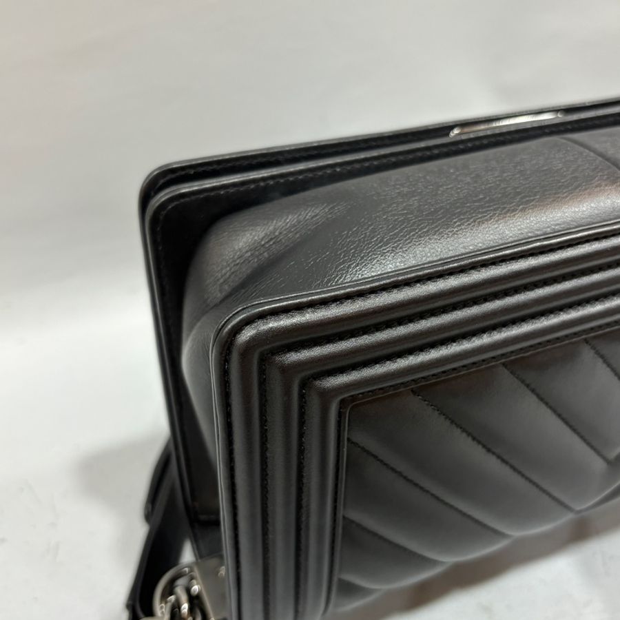 Chanel A67086黑牛皮V紋銀釦Boy 25斜背包 肩背包-9