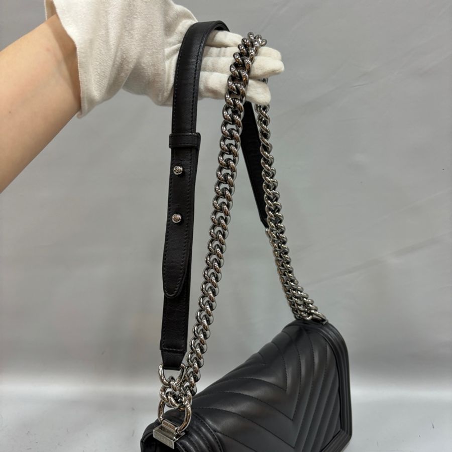 Chanel A67086黑牛皮V紋銀釦Boy 25斜背包 肩背包-13
