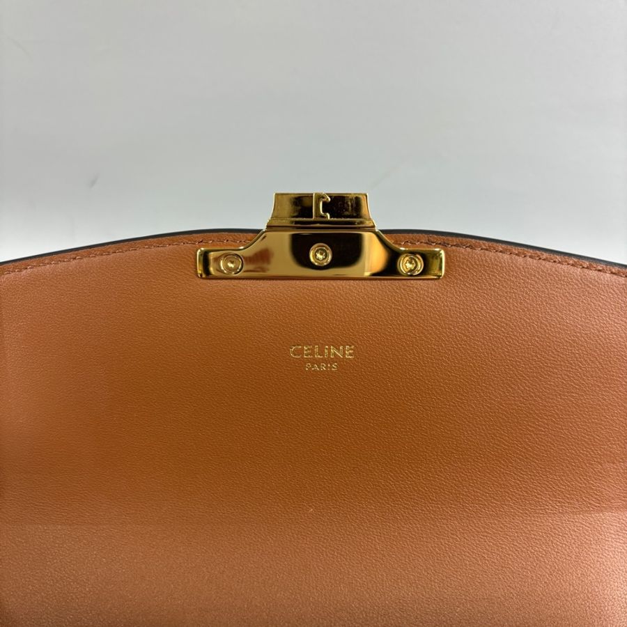 Celine 188882焦糖牛皮凱旋門釦老花Teen Triomphe斜背包-18