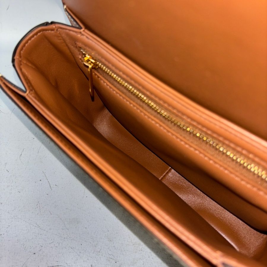 Celine 188882焦糖牛皮凱旋門釦老花Teen Triomphe斜背包-21