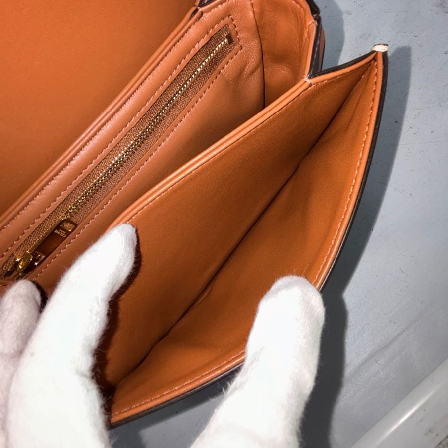Celine 188882焦糖牛皮凱旋門釦老花Teen Triomphe斜背包-24