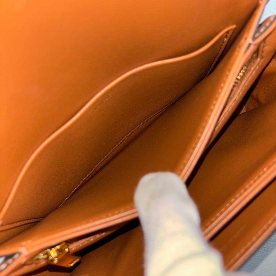 Celine 188882焦糖牛皮凱旋門釦老花Teen Triomphe斜背包-26