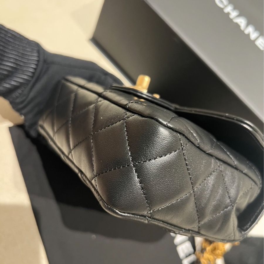 CHANEL 香奈兒 經典仿舊雙C LOGO菱格紋小羊皮黑白琺瑯裝飾雙鍊轉釦斜背包-15