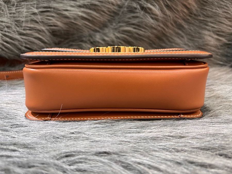 Celine188882咖啡色 老花 凱旋門 金釦 Triomphe Teen 斜背包 肩背包 Lisa同款-4