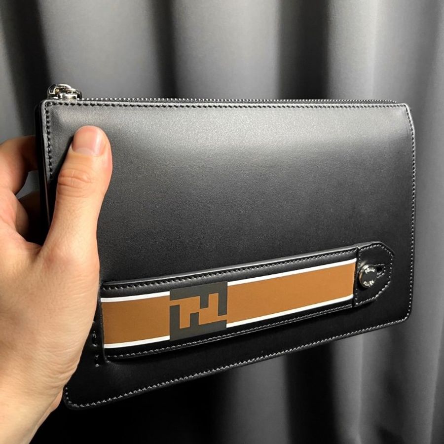 (近全新)Fendi 霧面小牛皮手拿包 FF LOGO標誌 黑色 中性-1