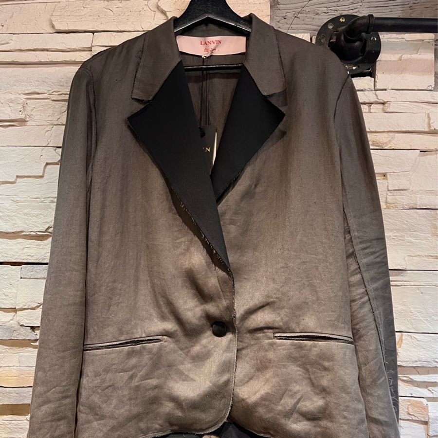 浪凡 lanvin 法國製 全新 大翻領 短版微落肩西裝外套 雙排扣 時髦 春裝 吊牌都在 48600割愛售4999 不到ㄧ折賣 男女都可以穿 ❤️❤️❤️ 吊牌都在 肩寬落肩約47cm 胸寬57衣長含領68 cm-0
