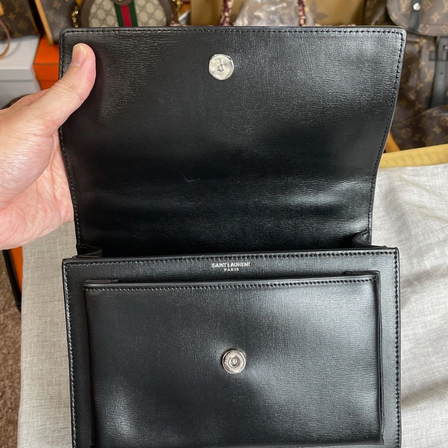 Yves Saint Laurent(YSL)黑銀釦牛皮翻蓋三層郵差包🖤時尚感十足-19