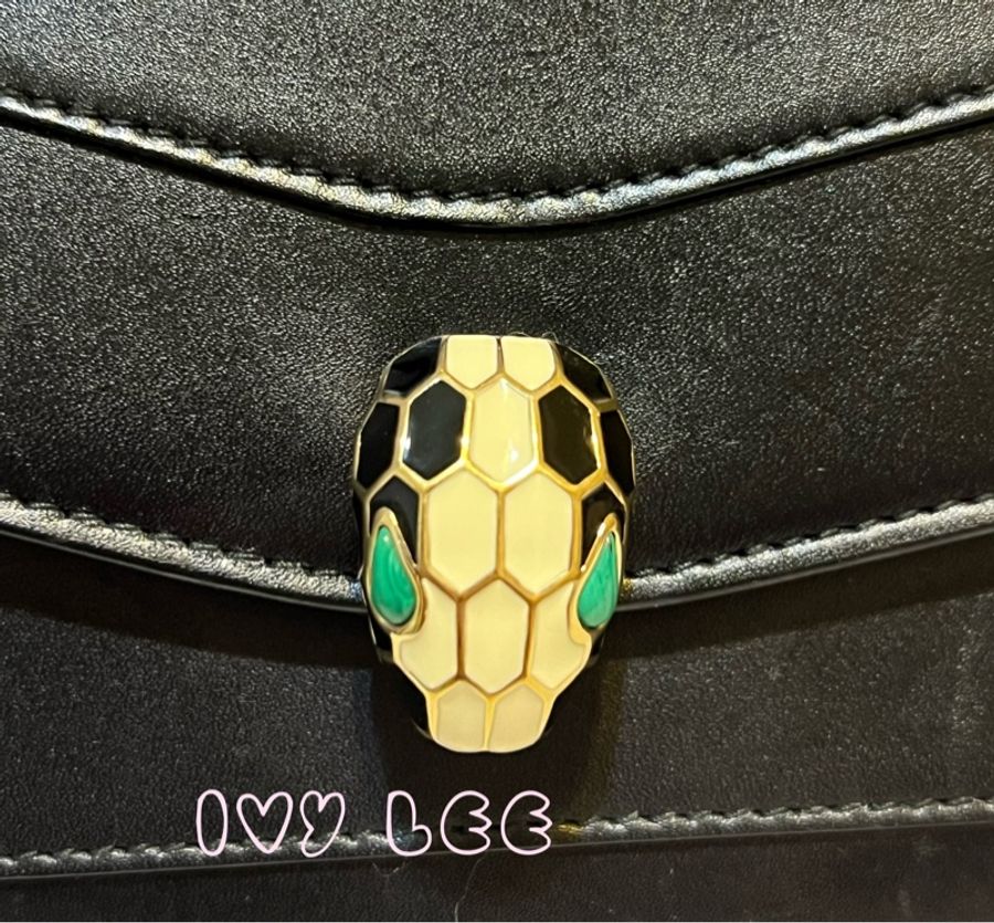 Bvlgari(缺貨中、勿下單)280353品牌長版皮夾 小牛皮琺瑯蛇頭扣環撞色(黑/綠)二手精品-3