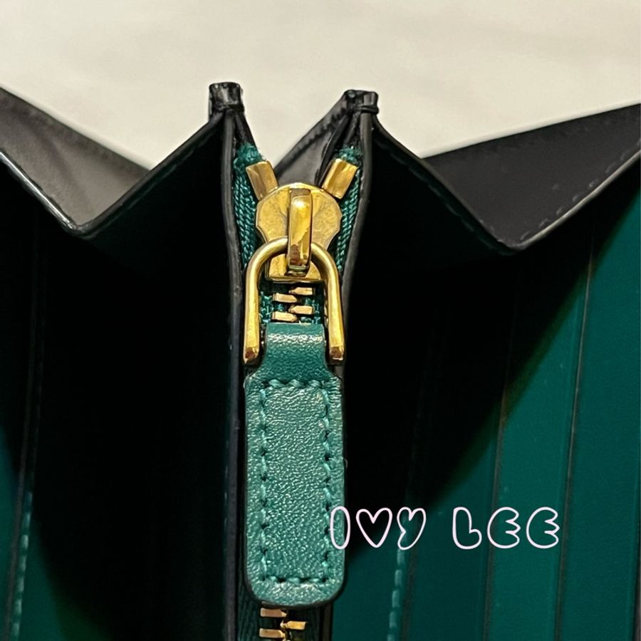 Bvlgari(缺貨中、勿下單)280353品牌長版皮夾 小牛皮琺瑯蛇頭扣環撞色(黑/綠)二手精品-4