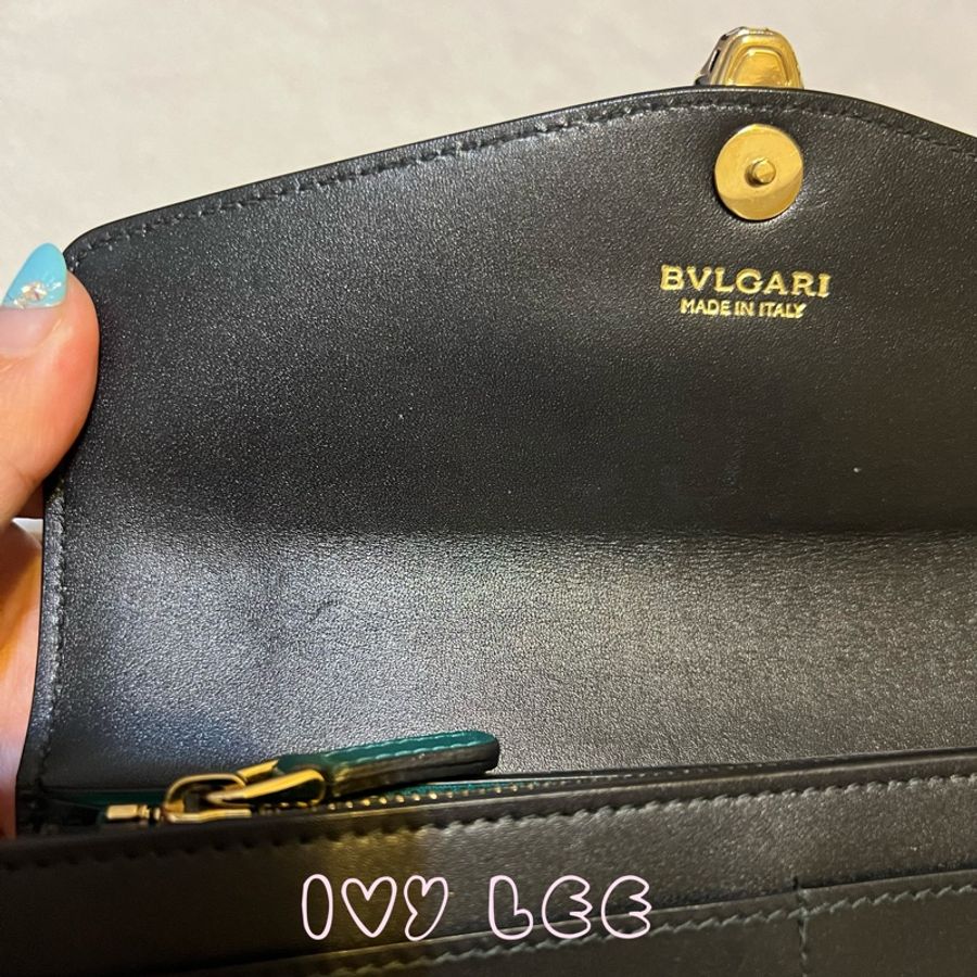 Bvlgari(缺貨中、勿下單)280353品牌長版皮夾 小牛皮琺瑯蛇頭扣環撞色(黑/綠)二手精品-22